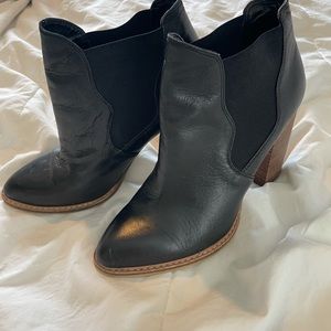 Chinese Laundry Zane ankle booties in black